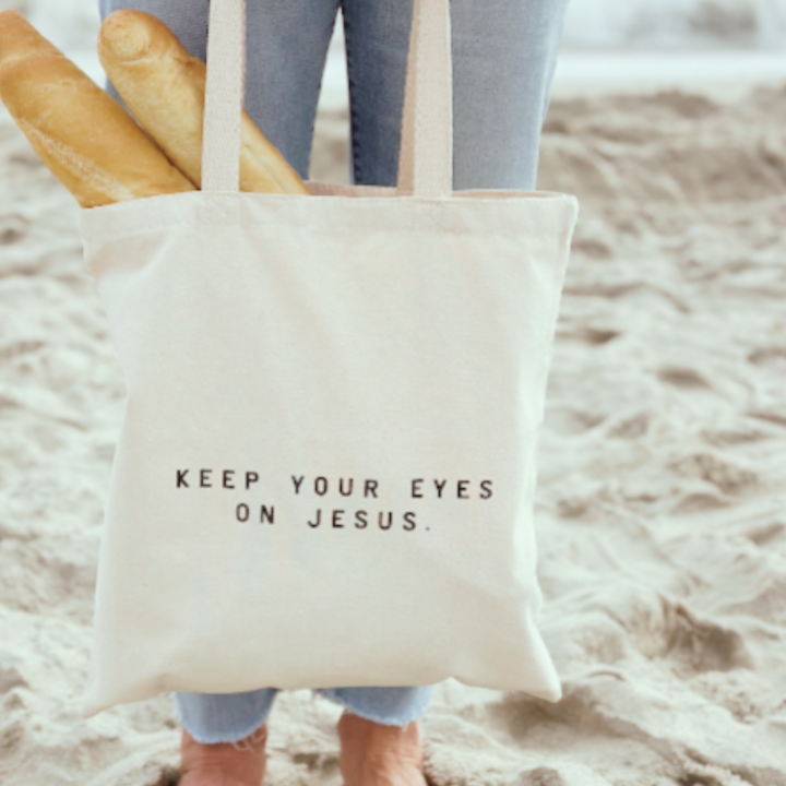 Mantén tus ojos en Jesús -playa/mercado Tote